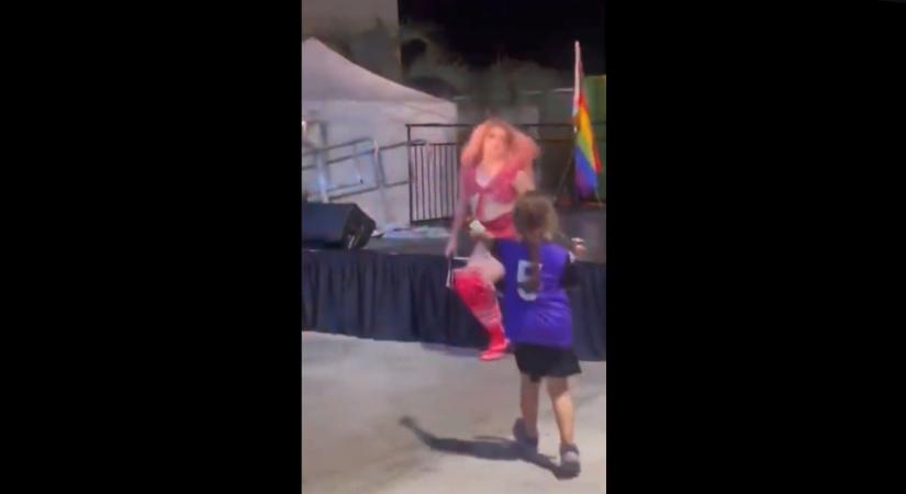 Videón, ahogy kisgyerekekkel adatnak „borravalót” egy táncoló transzvesztitának (videó)