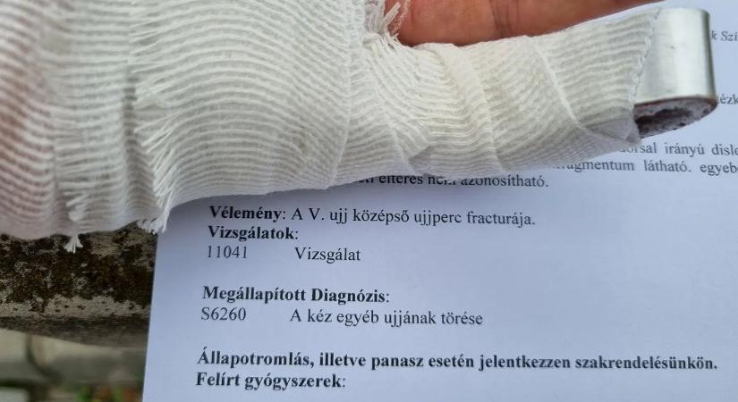 Törött ujjról számolt be Tordai Bence, miután rendőrök rángatták el egy kilakoltatás elleni élőláncból