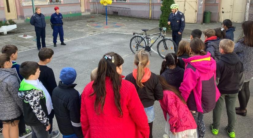 Gyakorlati példákkal tanították a diákokat a biztonságos közlekedésre a kalocsai rendőrök