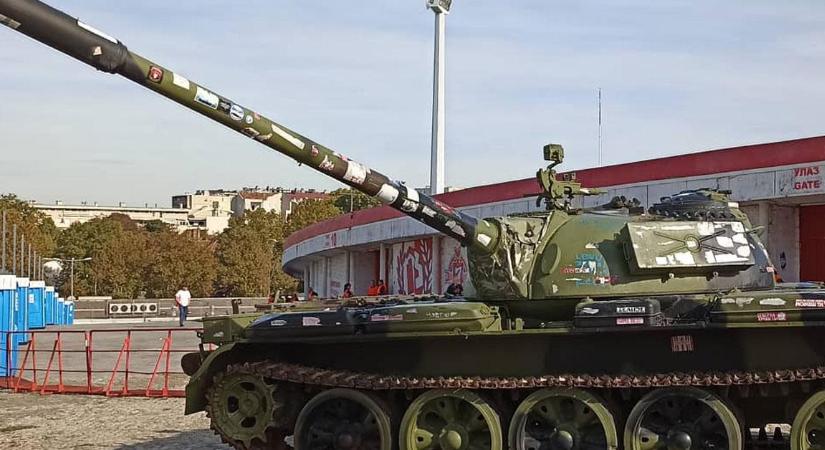 Videó: tank előtt vonuló katonákkal várják a Fradi-szurkolókat Belgrádban