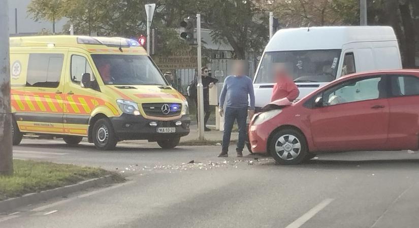 Fotók: autó és kisteherautó ütközött a Család utcánál