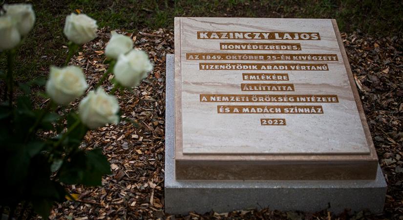 Felavatták Kazinczy Lajos emlékhelyét a Fiumei úti sírkertben