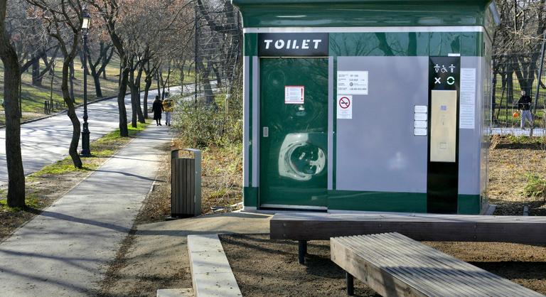 Sehol sem olyan drágák a nyilvános vécék, mint Budapesten