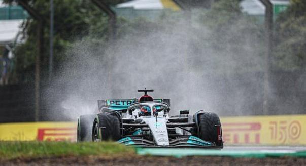 Mercedes-fölény a hosszabbított esős második edzésen