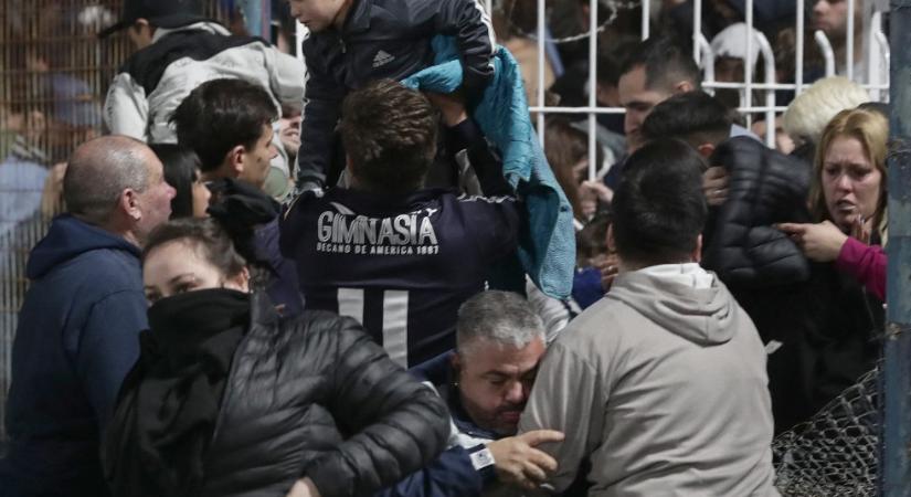 Kitört a káosz egy argentin focimeccsen, egy szurkoló meghalt