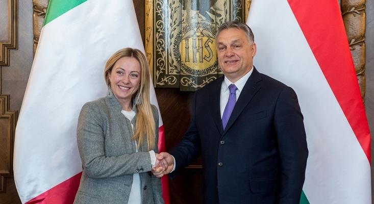 A New York Times szerint valószínűtlen, hogy Meloni lábbal tiporná az emberi jogokat, mint Orbán Viktor