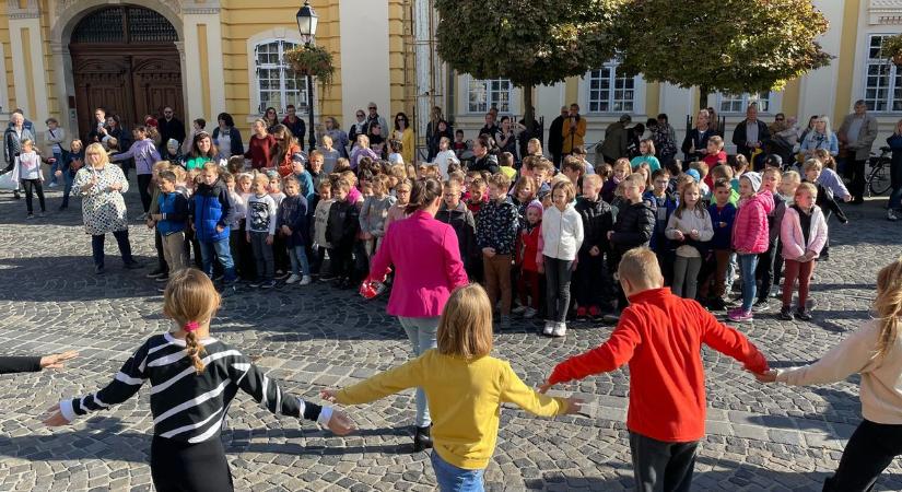 Gyerekek tucatja énekelt és játszott Fehérvár szívében (videó)