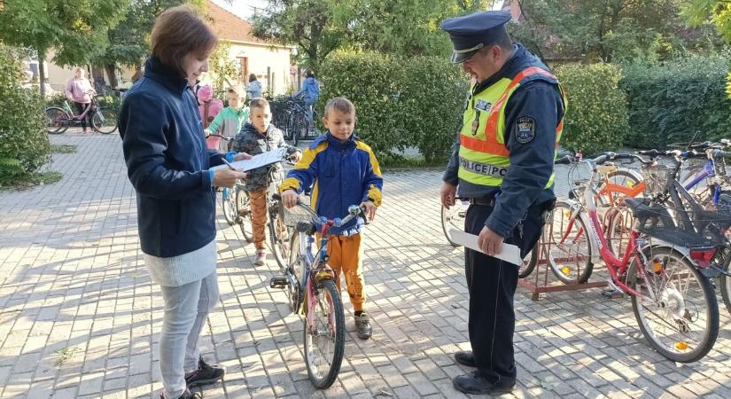 A kicsik kerékpárjait ellenőrizték a szolnoki rendőrök