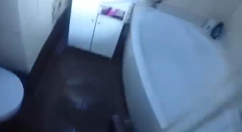 VIDEÓN, ahogy a rendőrség betör egy lakásba, és őrizetbe vesz két drogdílert