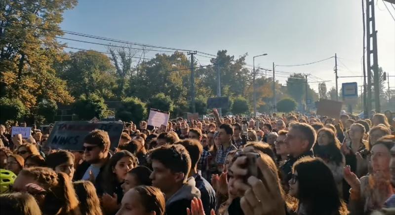 A Karinthy gimnázium tanára: Megdöbbentő volt, mekkora tömeg gyűlt össze
