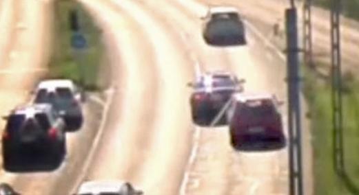 Két vétlen autós ment egymásnak egy büntetőfékező miatt – videó