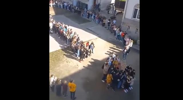 Így álltak ki tanáraikért pénteken egy óbudai gimnázium diákjai – videó