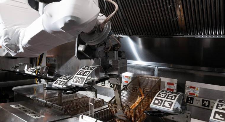 Már több gyorsétteremben is robotok sütik a sült krumplit
