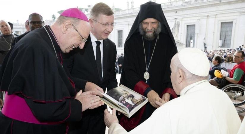 Különleges ajándékot vitt a pápának a három debreceni püspök