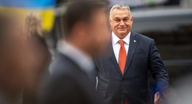 Orbán ketős játéka: Brüsszelben mindent megtesz a pénzért, miközben itthon az EU-t szidja és Moszkvának udvarol