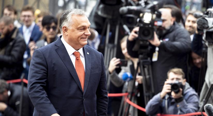 Videó – Kifütyülték Orbánt Prágában