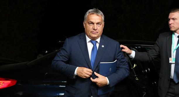 Tüntetők kifütyülték, pfujolták Orbánt Prágában