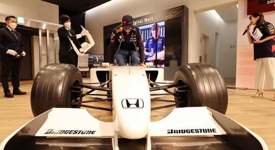 Húsz évvel apja után, ugyanabba az F1-es Hondába pattant Max Verstappen