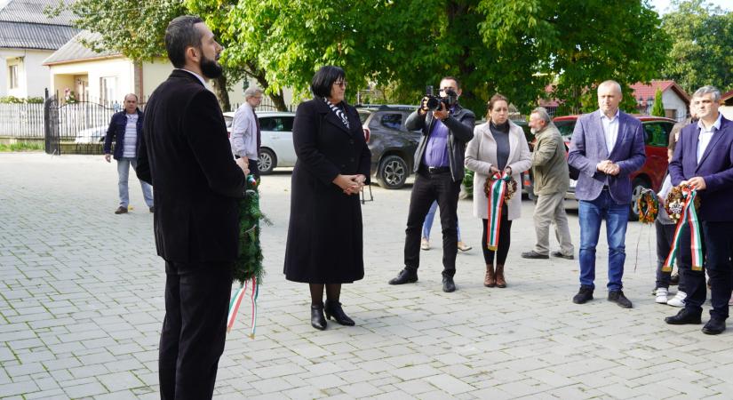 Október 6.: Báró Perényi Zsigmond emléktáblájánál koszorúztak Beregardóban