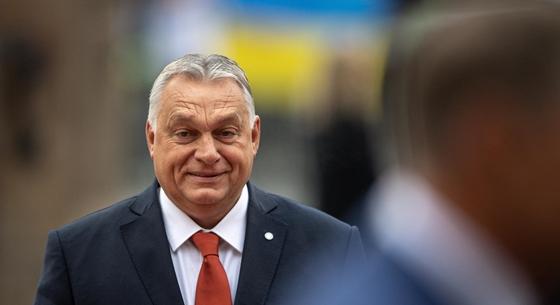 Füttykoncert közepette vonult be Orbán az uniós csúcsra – videó