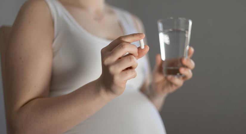 Paracetamol szedése terhesség alatt: összefüggésben lehet a gyerek figyelemzavarával?
