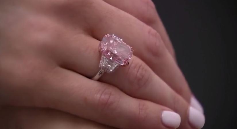 Rekordáron kelt el egy rózsaszín gyémánt Hongkongban