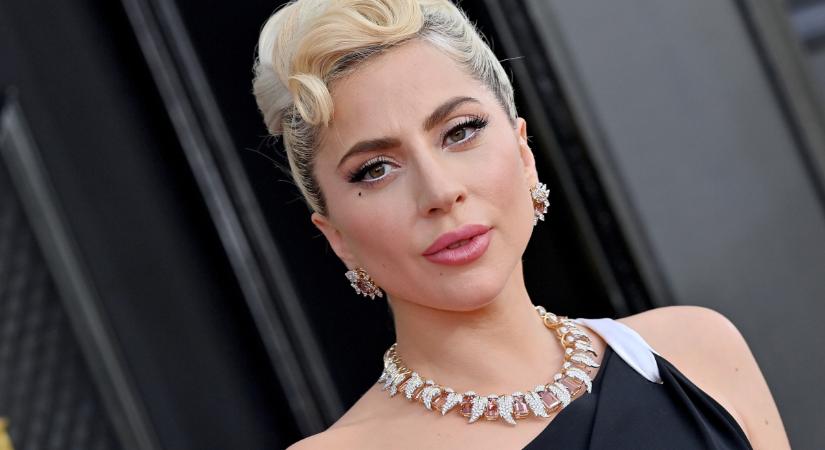 Ilyen divatfotókat még biztosan nem láttál: Lady Gagát koncert közben kapták le