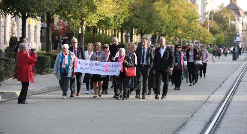 Konferenciával és közös sétával hívták fel a figyelmet a mellrák elleni küzdelemre Debrecenben