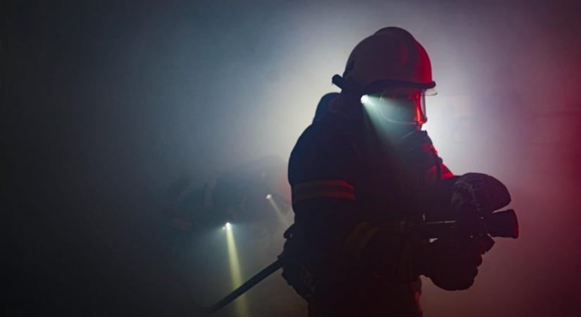 Lángokban áll egy lakóház Csepelen, nagy erőkkel oltják a tűzet a tűzoltók