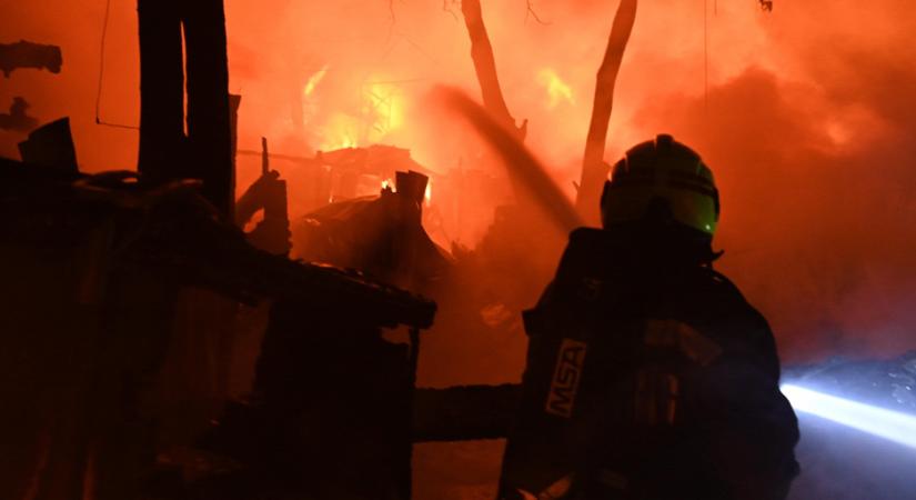 Hatalmas tűz van Csepelen, több ház is veszélyben