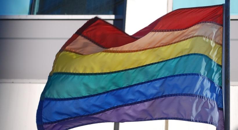 Pozsonyi kettős gyilkosság – Ezrek gyűltek össze az LMBTQ-közösség melletti szimpátia-megmozduláson