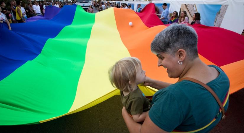 Kirúgták a keresztény gyermekgondozót, mert nem volt hajlandó LMBTQ-könyveket olvasni gyerekeknek