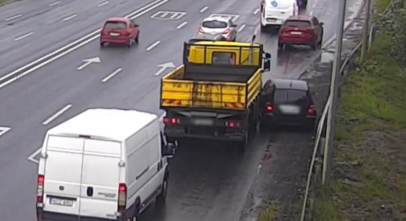Videó: Magával akart vinni az M0-sra egy ráakadt személyautót a teherautós