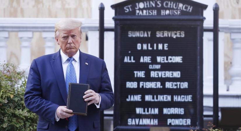 „Láttuk, mi történik, éreztük a könnygázt” – így történt Trump botrányos fotózkodása a Bibliával