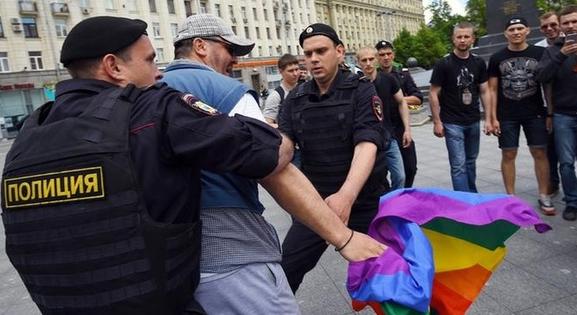 Újabb korlátozásokat vezet be Oroszország az LMBTQ közösség ellen