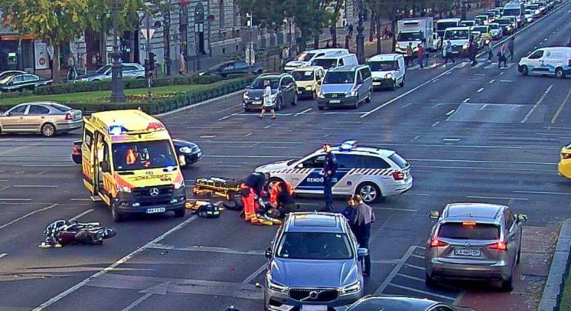 Motorbaleset az Oktogonnál, a Volvo átrongyolt a forgalmas kereszteződés piros jelzésén, súlyosan megsérült a vétlen motoros férfi – Fotók