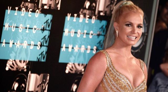 Britney Spears meztelen képe mellett nemiszerve törvényalkotási aktusáról írt