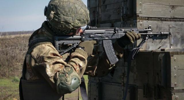 Olyan ramatyul van ellátva az orosz hadsereg, hogy a sorkatonáknak saját pénzből kell golyóálló mellényt venniük