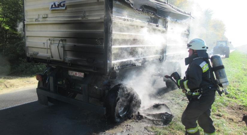 Kigyulladt egy traktor pótkocsijának kereke Valkonya és Becsehely között