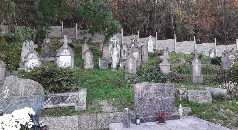Felújítási munkálatok a csolnoki temetőnél