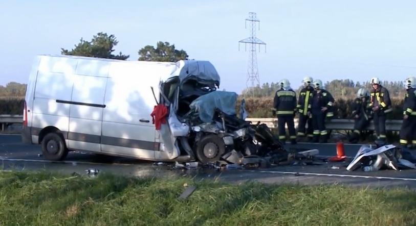 VIDEÓ: Fékezés nélkül hajtott egy kamionnak egy kis kisteherautós az M1-esen – A sofőr életét vesztette
