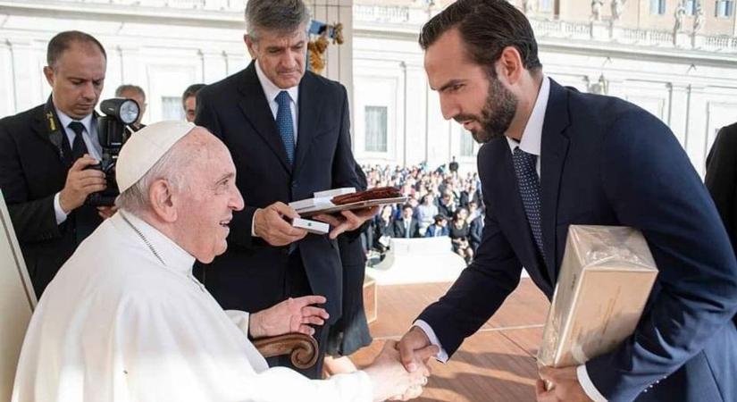 Itt a fotó: Szilágyi Áron Rómában kezet rázott Ferenc pápával