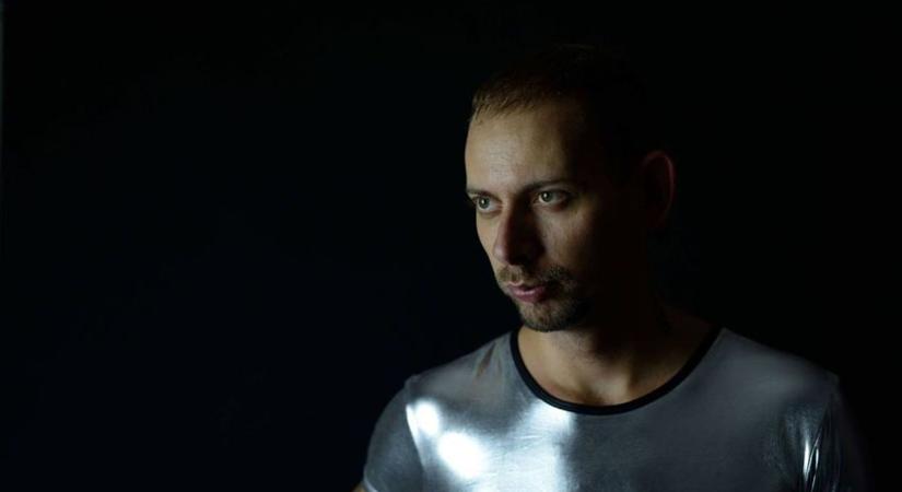 Magassarkúban rúdtáncol: rá sem ismerünk a magyar énekesre - Videó