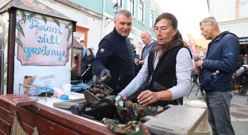 Ételkülönlegességek és összefogás: az Orsolya-napi vásáron gasztronómiai tudásukat is megmutatták a civilek