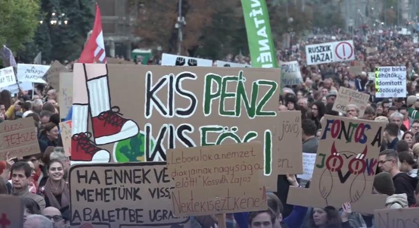 Élő: több tízezren tüntetnek a diákmozgalom szervezésében