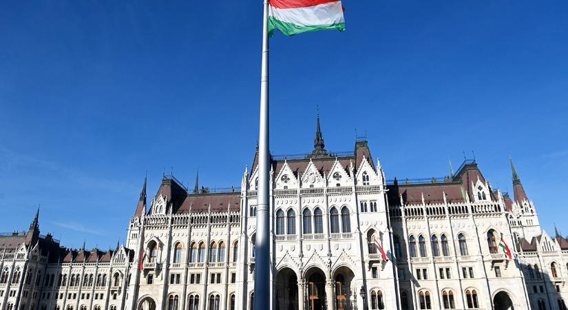 Felvonták a nemzeti lobogót az Országház előtt