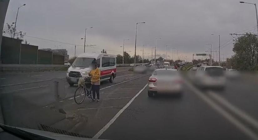 Az M3-as bevezetőjén, az autók között pihent meg egy kerékpáros  videó