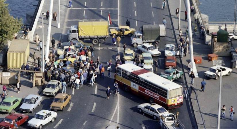 Ilyen volt a taxisblokád 1990-ben Budapest utcáin: négy napra teljesen megbénult a közlekedés