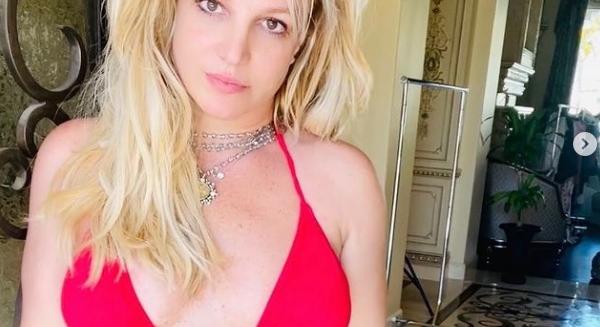 Britney Spears a szeméremdombját is megvillantja legfrissebb videójában