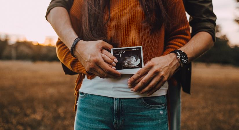 Egy új ultrahangvizsgálat során kezükbe is vehetik születendő gyereküket az anyukák